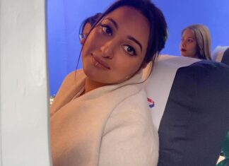 Sonakshi Sinha Instagram - The last shot we did for @aslisona … This is what they call a budget airline 🤣🤣🤣🤣🤣 So what if it’s on a budget .. BIG (heart + bodies ) = BIG screen experience Double XL releasing 4th Nov in cinemas #BTS #Madness #DoubleXL #funtimes @mahatofficial @iamzahero