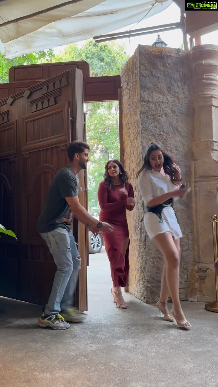 Sonakshi Sinha Instagram - Ladies and Gentlemen, on popular DEMAND I once again present to u the “ BHAAAAA TECHNIQUE “ 🤣 @aslisona @iamhumaq @mahatofficial @iamzahero #BTS #DoubleXL #Bhaaaaa Double XL in cinemas 4th November 2022