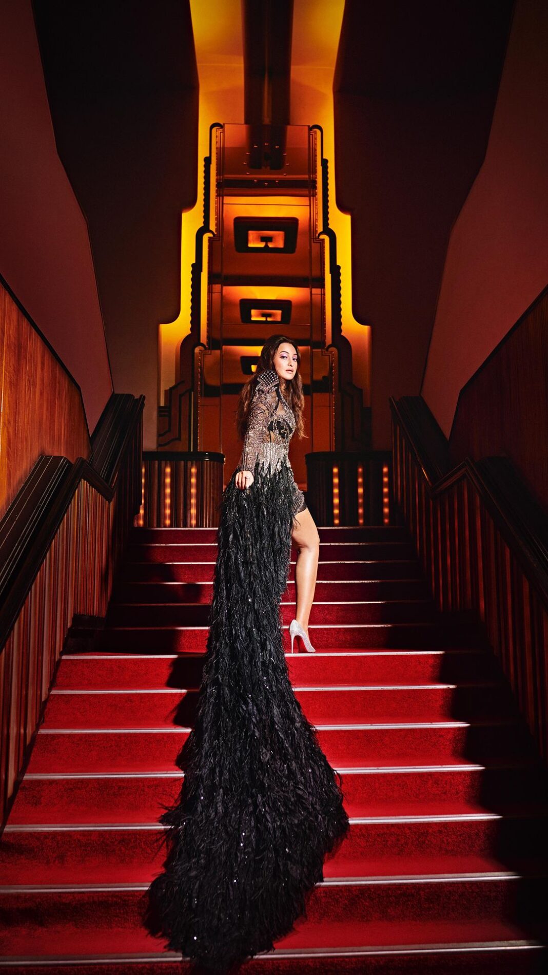 Sonakshi Sinha Instagram - @thepeacockmagazine_ @falgunishanepeacockindia @vaishnavpraveen @mohitrai @heemaadattaani @themadhurinakhale @itssoezi #reelitfeelit #fashionreels #reelsinstagram #fashion #reel