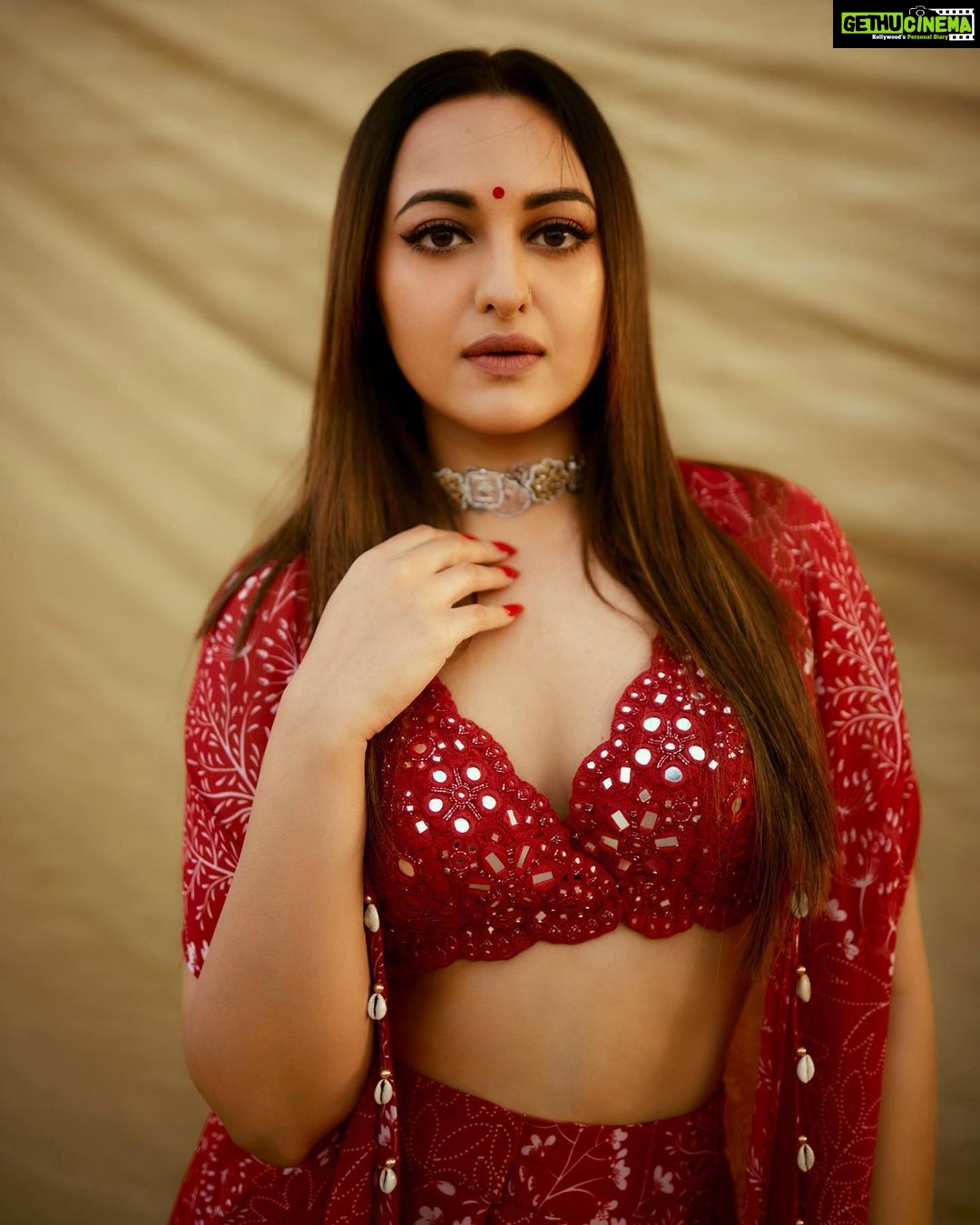 Sonakshi Sinha Instagram - Navraatri Special 💃🏻