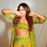 Sonakshi Sinha Instagram - Flower bhi power bhi 🌺