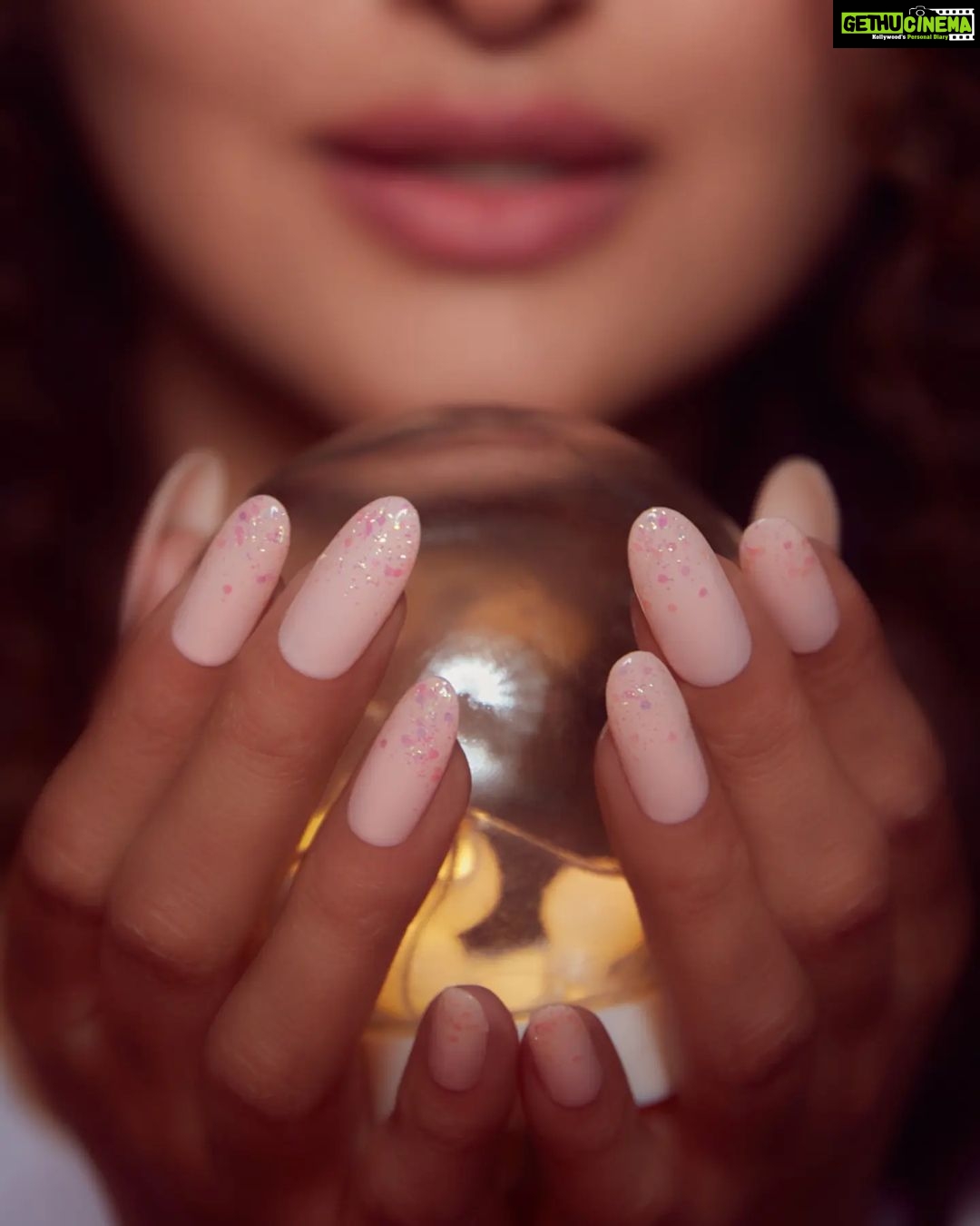 Sonakshi Sinha Instagram - 📣 NEW LAUNCH ALERT 📣 What's your mood today? 💗 Choose from unlimited options on press on nails from @aslisona 's brand @itssoezi 💅🏼 Swipe left ➡️ and check out different shades for your different moods 💜 Shop now only on Amazon 🛍️ #AMAZONBEAUTY #AMAZONBEAUTYEXPERT #BEAUTY #NAILS #PRESSONS #PRESSONNAILS #NAILSOFINSTAGRAM #SOEZI #ITSSOEZI #NAILITDAILY #SOEZIONAMAZON #SONAKSHISINHA #MAKEUP