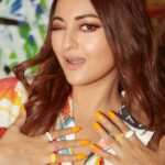 Sonakshi Sinha Instagram – 📣 NEW LAUNCH ALERT 📣

What’s your mood today? 💗
Choose from unlimited options on press on nails from @aslisona ‘s brand @itssoezi 💅🏼

Swipe left ➡️ and check out different shades for your different moods 💜

Shop now only on Amazon 🛍️

#AMAZONBEAUTY #AMAZONBEAUTYEXPERT #BEAUTY #NAILS #PRESSONS
#PRESSONNAILS #NAILSOFINSTAGRAM #SOEZI #ITSSOEZI #NAILITDAILY #SOEZIONAMAZON
#SONAKSHISINHA #MAKEUP