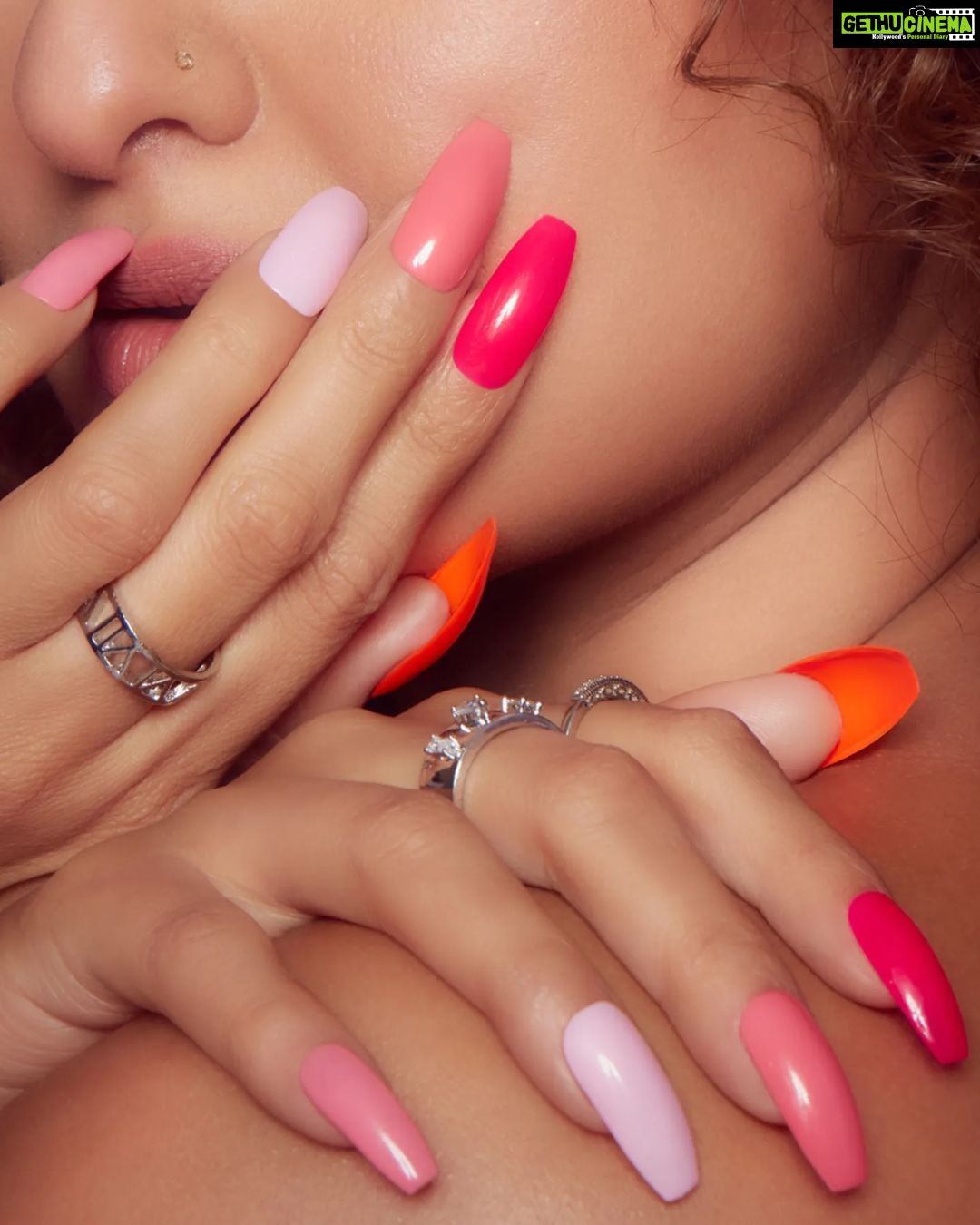 Sonakshi Sinha Instagram - 📣 NEW LAUNCH ALERT 📣 What's your mood today? 💗 Choose from unlimited options on press on nails from @aslisona 's brand @itssoezi 💅🏼 Swipe left ➡️ and check out different shades for your different moods 💜 Shop now only on Amazon 🛍️ #AMAZONBEAUTY #AMAZONBEAUTYEXPERT #BEAUTY #NAILS #PRESSONS #PRESSONNAILS #NAILSOFINSTAGRAM #SOEZI #ITSSOEZI #NAILITDAILY #SOEZIONAMAZON #SONAKSHISINHA #MAKEUP