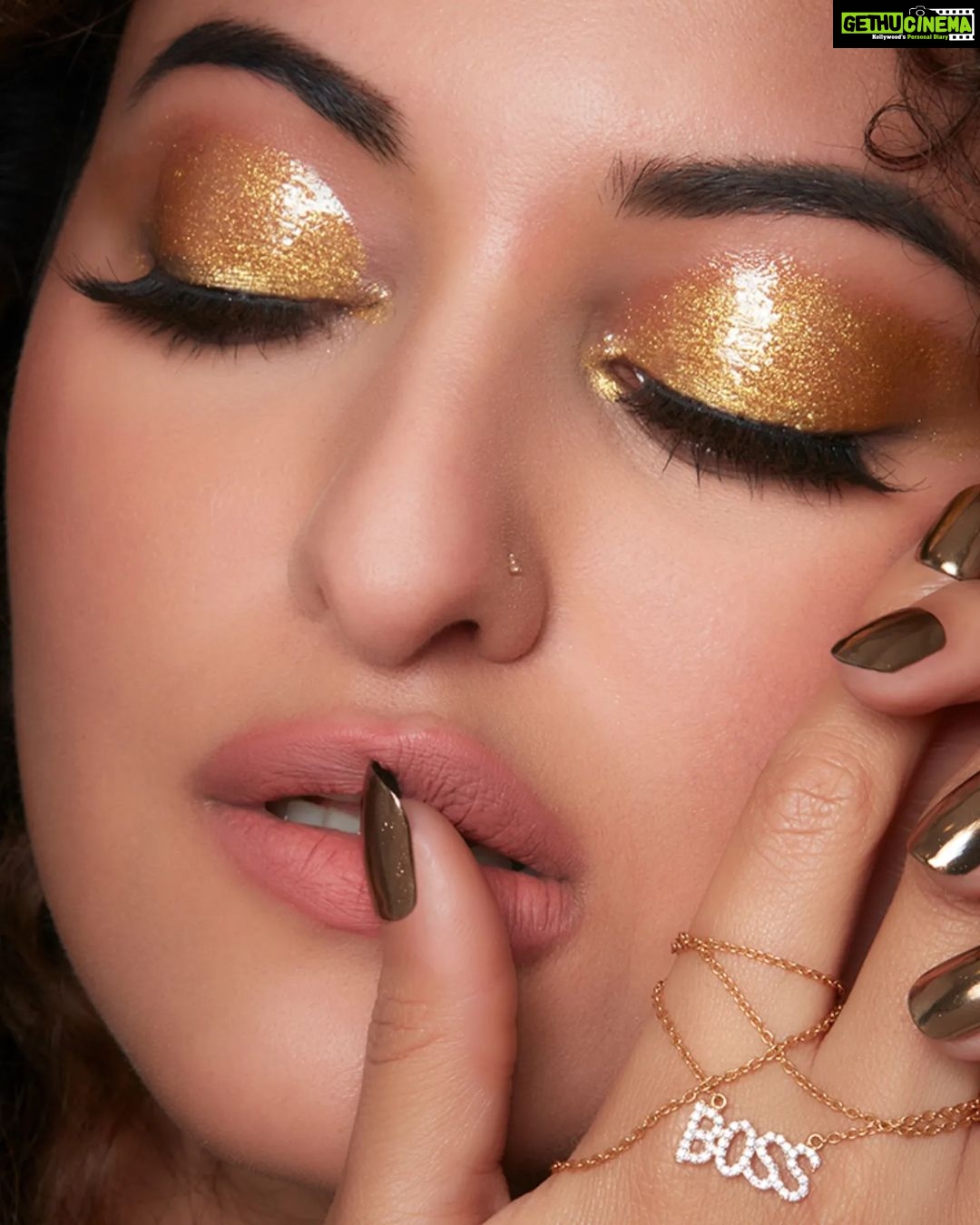 Sonakshi Sinha Instagram - 📣 NEW LAUNCH ALERT 📣 What's your mood today? 💗 Choose from unlimited options on press on nails from @aslisona 's brand @itssoezi 💅🏼 Swipe left ➡️ and check out different shades for your different moods 💜 Shop now only on Amazon 🛍️ #AMAZONBEAUTY #AMAZONBEAUTYEXPERT #BEAUTY #NAILS #PRESSONS #PRESSONNAILS #NAILSOFINSTAGRAM #SOEZI #ITSSOEZI #NAILITDAILY #SOEZIONAMAZON #SONAKSHISINHA #MAKEUP