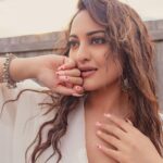 Sonakshi Sinha Instagram - I ❤️ you! Zoom into my nails coz @itssoezi is saying the same thing 😜 Customize your #iheartyou from @itssoezi now (link in bio)