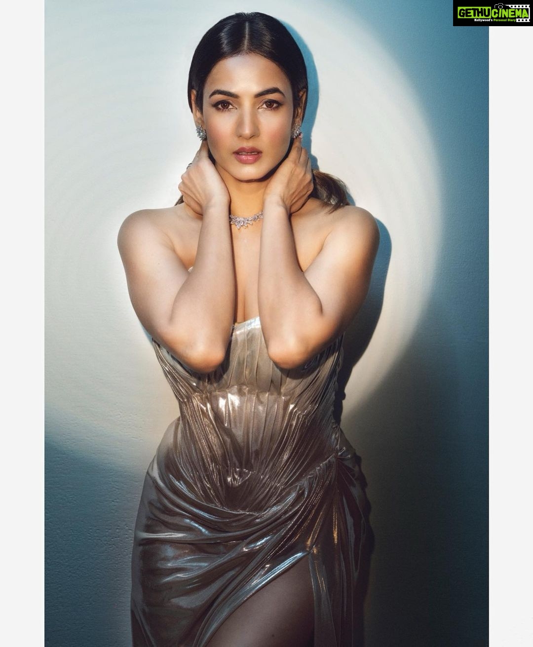 Sonal Chauhan Instagram - Silver Linings …. ✨ . . . . . . . . . . . . . . . . . . . . . . . . . . . . . . Wearing: @johnandananth Styling and creative direction : @rashmitathapa Team @walloffashion Jewellery @blingvine Ring : @kushalsfashionjewellery Hairstyling @blenditlikesana @prathiba_raj_ & @Samyuumm Photography: @jimmynomula @ramugajjala Photo assistant @p_umma_maheshwar_rao Location @westinhyderabad #love #sonalchauhan #silver #photography #sunday