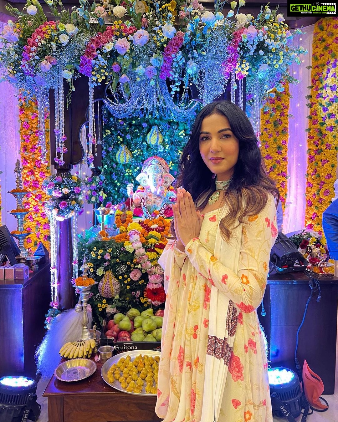 Sonal Chauhan Instagram - Thank you Hon’ble CM @mieknathshinde Ji for inviting me for Ganpati Darshan at your home. It was a pleasure 🙏🏻 . . . . . . . . . . . . . . . . . #ganpatibappamorya #eknathshinde #cmomaharashtra #blessings