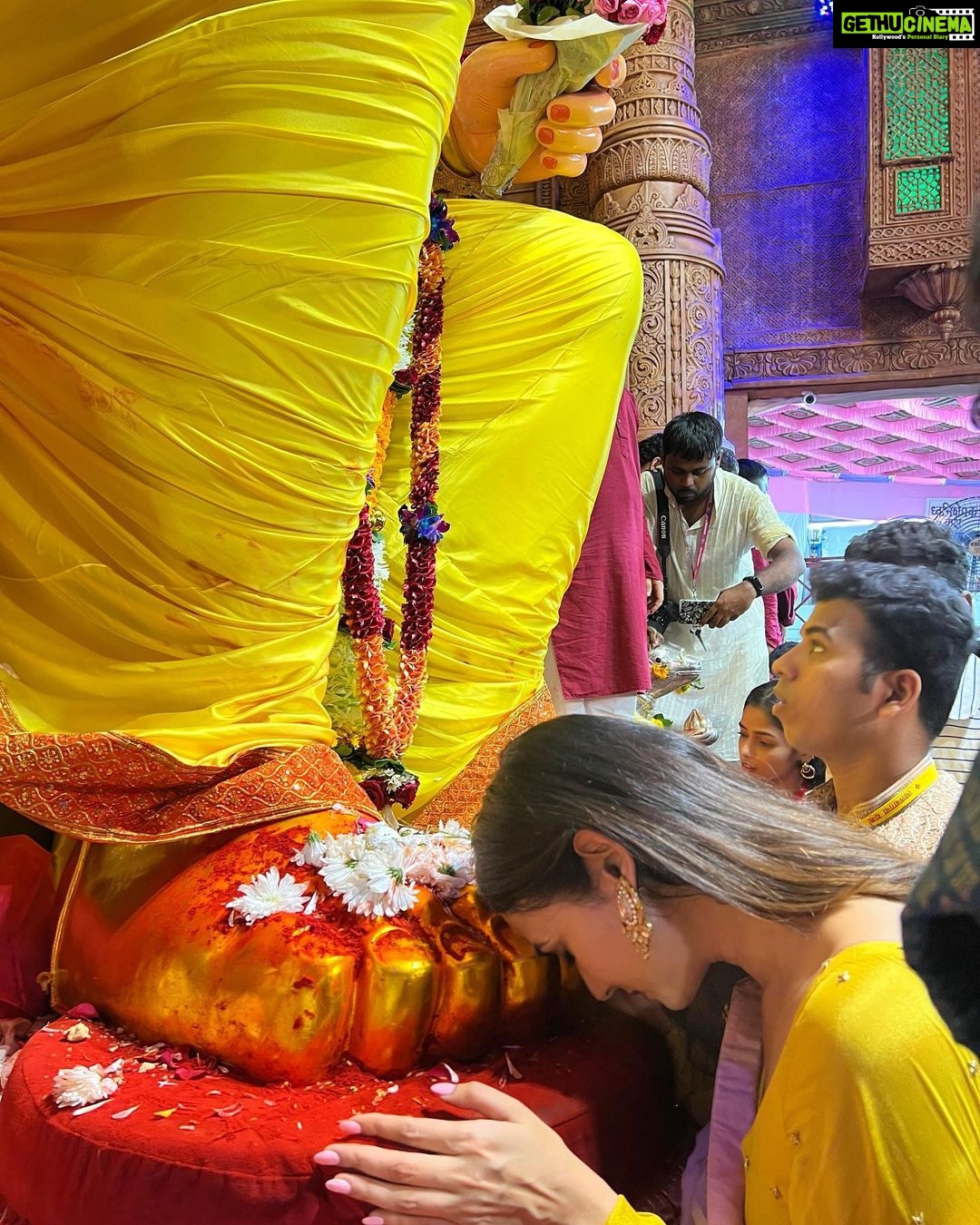 Sonal Chauhan Instagram - 🙏🏻🌸गणपति बप्पा मोरया 🌸🙏🏻 🌸 लालबाग चा राजा 🌸 . . . . . . . . . . . . . . . . . #blessings #love #positivity #sonalchauhan #lalbaughcharaja