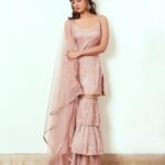 Sonal Chauhan Instagram - गणेश चतुर्थी की हार्दिक शुभकामनाएँ 🌸🙏🏻🌸 . . . . . . . . . . . . . . . . . . . . . . . . 📸 @harshd_photography Outfit @monikanidhi Earings @curiocottagejewelry Styled by @d_devraj #GaneshChaturthi #indian #festival #sonalchauhan