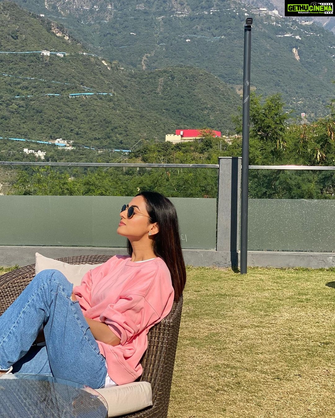 Sonal Chauhan Instagram - Soaking in some 🏔 sun and blessings …. Can you guess where this picture is from ??? . . . . . . . . . . . . . . . . . . . . . . . . . . . . #love #sonalchauhan #mountains #sun #positivevibes #peace #nature #nofilter