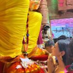Sonal Chauhan Instagram - 🙏🏻🌸गणपति बप्पा मोरया 🌸🙏🏻 🌸 लालबाग चा राजा 🌸 . . . . . . . . . . . . . . . . . #blessings #love #positivity #sonalchauhan #lalbaughcharaja