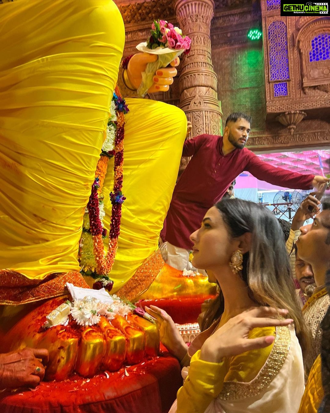 Sonal Chauhan Instagram - 🙏🏻🌸गणपति बप्पा मोरया 🌸🙏🏻 🌸 लालबाग चा राजा 🌸 . . . . . . . . . . . . . . . . . #blessings #love #positivity #sonalchauhan #lalbaughcharaja