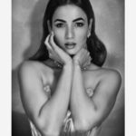 Sonal Chauhan Instagram - 𝓨𝓸𝓾 𝓷𝓮𝓿𝓮𝓻 𝓱𝓪𝓿𝓮 𝓽𝓸 𝓬𝓱𝓸𝓸𝓼𝓮 𝓫𝓮𝓽𝔀𝓮𝓮𝓷 𝓫𝓮𝓲𝓷𝓰 𝓕𝓮𝓶𝓲𝓷𝓲𝓷𝓮 𝓸𝓻 𝓕𝓲𝓮𝓻𝓬𝓮... 🧚‍♀️❤️‍🔥 . . . . . . . . . . . . . . . . . . . . . . . . . . . . . . . . . . . . . . Wearing: @johnandananth Styling and creative direction : @rashmitathapa Team @wallofashion_ Jewellery @blingvine Ring : @kushalsfashionjewellery Hairstyling @blenditlikesana @prathiba_raj_ & @Samyuumm Photography: @jimmynomula @ramugajjala Photo assistant @p_umma_maheshwar_rao #sonalchauhan #feminine #fierce #love