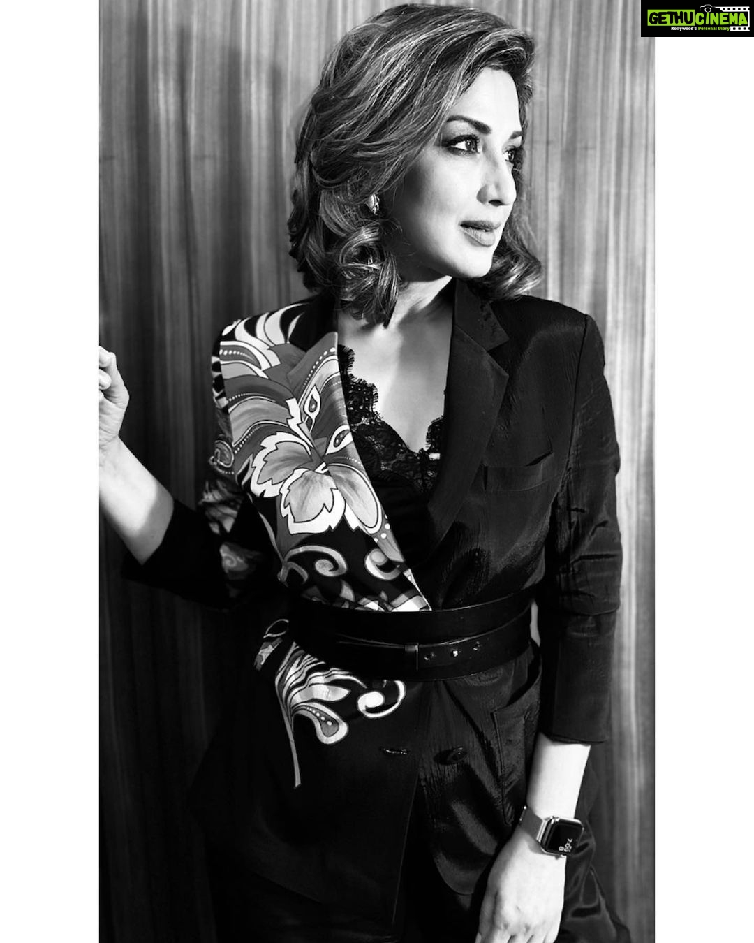 Sonali Bendre Instagram - Swipe left for the colors… 🖤🏵️🧡