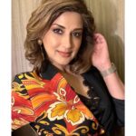 Sonali Bendre Instagram - Swipe left for the colors… 🖤🏵️🧡