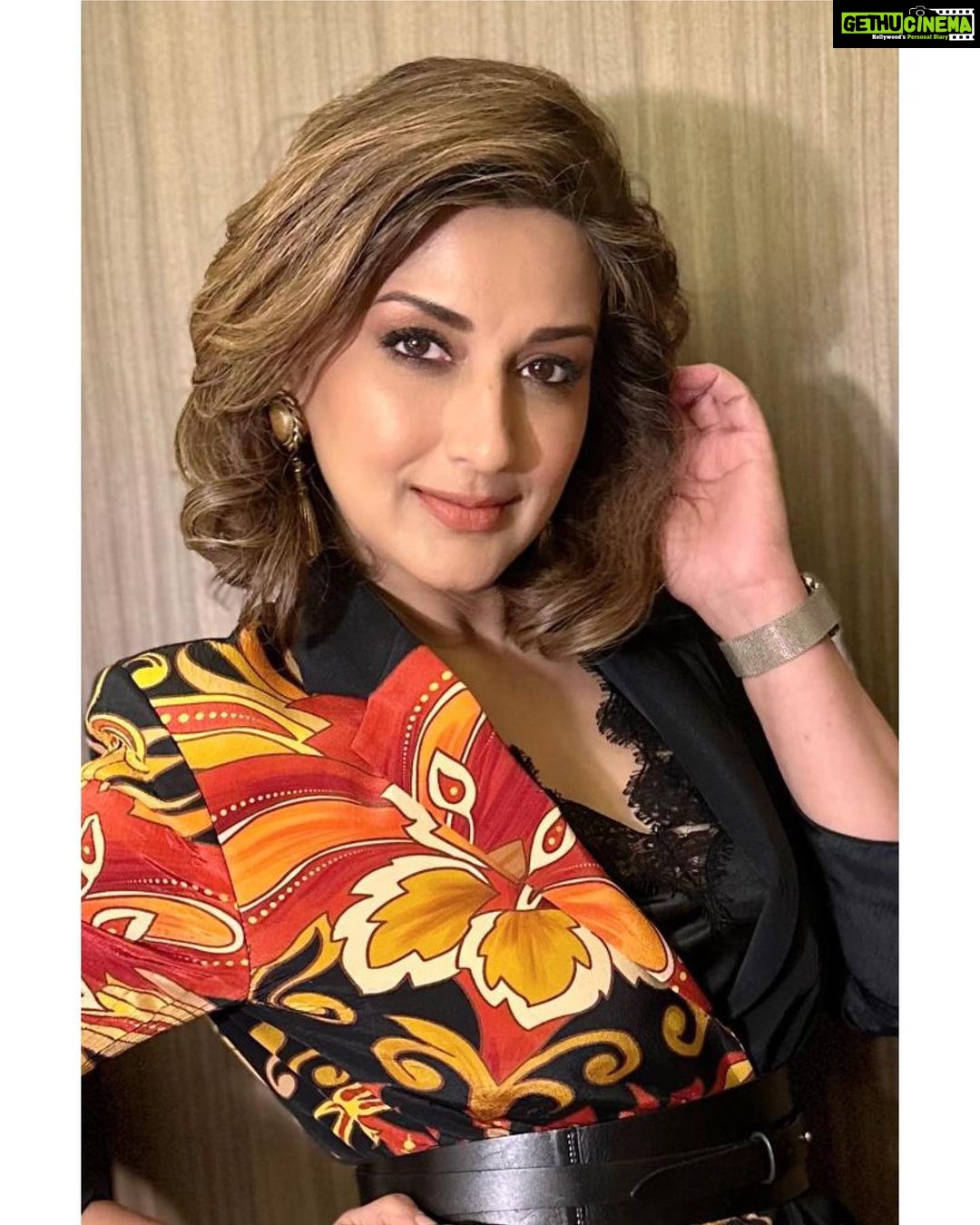 Sonali Bendre Instagram - Swipe left for the colors… 🖤🏵️🧡
