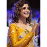 Sonali Bendre Instagram - This नारी deeply loves her सारी 💛🥰