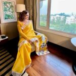 Sonali Bendre Instagram - This नारी deeply loves her सारी 💛🥰