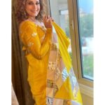 Sonali Bendre Instagram – This नारी deeply loves her सारी 💛🥰