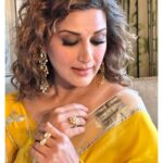 Sonali Bendre Instagram - This नारी deeply loves her सारी 💛🥰
