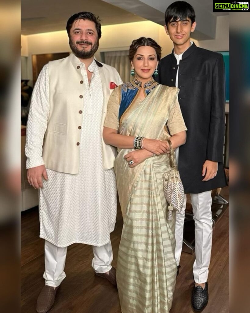 Sonali Bendre Instagram - The Behl Family wishes you a very Happy Diwali 🙏🏼❤️✨ #AboutLastNight