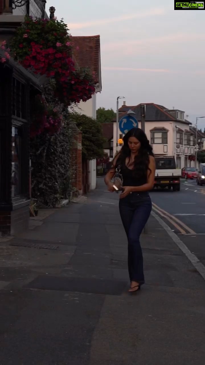 Sonam Bajwa Instagram - Evening strolls 🌅