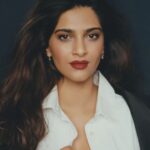 Sonam Kapoor Instagram - Kohl-rimmed eyes with a bold red lip is a classic pairing that will never go out of style. At the link in bio, Make-up maven Lisa Eldridge (@lisaeldridgemakeup) tells you how to achieve #SonamKapoorAhuja (@sonamkapoor)'s dewy look from Vogue India's #September cover shoot. Photographer: Ben Weller (@benwellerstudio) CLM (@clmagency) Stylist: Kate Phelan (@kphelan123) CLM (@clmagency) Head of Editorial Content: Megha Kapoor (@meghakapoor) Words by: Meher Jadhwani (@mjadhwani) & Chloe Chou (@chloechou13) Global Design Director for Vogue: Aurelie Pellissier Roman (@orelnyc) Visuals Director: Roxanne Doucet (@roxannedoucet) Visuals Bookings Editor: Savio Gerhart (@gerhartsavio) Art Director: Megha Singha (@meghasingha) Make up: Lisa Eldridge (@lisaeldridgemakeup) Hair Stylist: Neil Moodie (@neilmoodie) Bryant Artists (@bryantartists) Assistant Stylist: Honey Sweet (@honeysweetelias) Rupangi Grover (@rupangigrover) Photo Assistant: Robert Self, Conor Clarke, Keir Laird Production: NM Productions (@nm_productions_) Post Production: Grain Post Production (@grainpostproduction) Editorial Coordinator: Archana Thani (@archanathani)