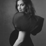 Sonam Kapoor Instagram - “I haven’t decided whether I’m going to school our child here or in London, but I definitely know I feel more at home in India. I’m a proper Bombay girl.” Just days before her due date, Sonam Kapoor Ahuja (@sonamkapoor) got together with journalist and newly-minted mother Faye D’Souza (@fayedsouza) to trace the last nine months of her life in an exclusive interview for Vogue India’s #September issue. Click the link in bio to read the full story. Photographer: Ben Weller (@benwellerstudio) CLM (@clmagency) Stylist: Kate Phelan (@kphelan123) CLM (@clmagency) Head of Editorial Content: Megha Kapoor (@meghakapoor) Words by: Sadaf Shaikh (@sadaf_shaikh) Global Design Director for Vogue: Aurelie Pellissier Roman (@orelnyc) Visuals Director: Roxanne Doucet (@roxannedoucet) Visuals Bookings Editor: Savio Gerhart (@gerhartsavio) Art Director: Megha Singha (@meghasingha) Make up: Lisa Eldridge (@lisaeldridgemakeup) Hair Stylist: Neil Moodie (@neilmoodie) Bryant Artists (@bryantartists) Assistant Stylist: Honey Sweet (@honeysweetelias) Rupangi Grover (@rupangigrover) Photo Assistant: Robert Self, Conor Clarke, Keir Laird Production: NM Productions (@nm_productions_) Post Production: Grain Post Production (@grainpostproduction) Editorial Coordinator: Archana Thani (@archanathani) Dress, @andreabrocca ____ #SonamKapoorAhuja #AnandAhuja #FayeDSouza