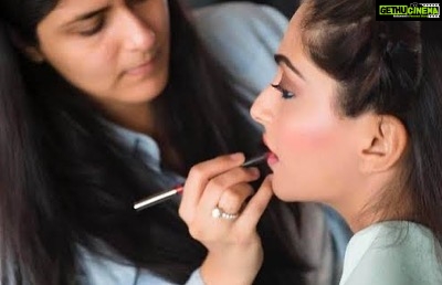 Sonam Kapoor Instagram - Doing my makeup since saawariya.. need I say more about our bond.. happy birthday to my forever constant. Love you @namratasoni no one like you.. you make me beautiful