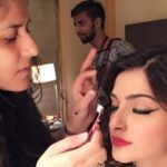 Sonam Kapoor Instagram - Doing my makeup since saawariya.. need I say more about our bond.. happy birthday to my forever constant. Love you @namratasoni no one like you.. you make me beautiful