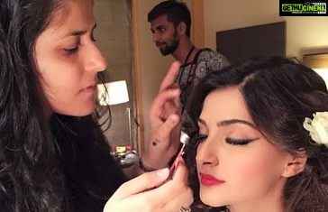 Sonam Kapoor Instagram - Doing my makeup since saawariya.. need I say more about our bond.. happy birthday to my forever constant. Love you @namratasoni no one like you.. you make me beautiful