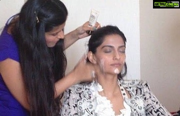 Sonam Kapoor Instagram - Doing my makeup since saawariya.. need I say more about our bond.. happy birthday to my forever constant. Love you @namratasoni no one like you.. you make me beautiful