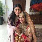 Sonam Kapoor Instagram - Doing my makeup since saawariya.. need I say more about our bond.. happy birthday to my forever constant. Love you @namratasoni no one like you.. you make me beautiful
