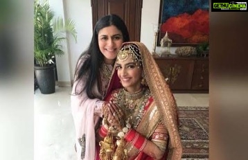 Sonam Kapoor Instagram - Doing my makeup since saawariya.. need I say more about our bond.. happy birthday to my forever constant. Love you @namratasoni no one like you.. you make me beautiful
