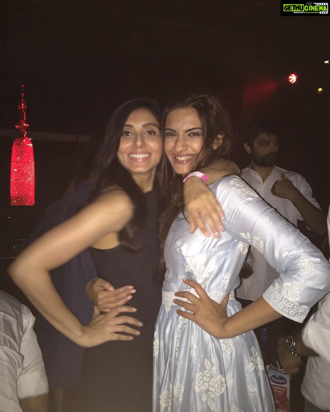 Sonam Kapoor Instagram - Happy birthday Perns… love ya.. @perniaq we mamas together 🍼 India
