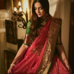 Sonam Kapoor Instagram - My Husband isn’t a fan of Karava Chauth as he thinks fasting should only be intermittent 😂 so I’ve never kept it! But both of us are big believers that festivals and traditions are a great reason for family and friends to come together . I love that my mom loves celebrating it and I love being a part of it and dressing up. @kapoor.sunita you always throw the best dos! Your energy and generosity is legendary and I hope to follow the same path! Happy KC everyone! Outfit : @gaurangofficial Necklace and earrings : @kapoor.sunita Bangle : @amrapalijewels Hair : @alpakhimani Make up : @namratasoni Styling : @rheakapoor @abhilashatd Camera 📸 @sheldon.santos Anil Kapoors House, Juhu, Mumbai