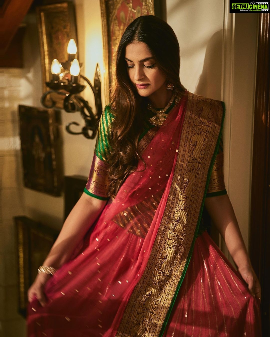 Sonam Kapoor Instagram - My Husband isn’t a fan of Karava Chauth as he thinks fasting should only be intermittent 😂 so I’ve never kept it! But both of us are big believers that festivals and traditions are a great reason for family and friends to come together . I love that my mom loves celebrating it and I love being a part of it and dressing up. @kapoor.sunita you always throw the best dos! Your energy and generosity is legendary and I hope to follow the same path! Happy KC everyone! Outfit : @gaurangofficial Necklace and earrings : @kapoor.sunita Bangle : @amrapalijewels Hair : @alpakhimani Make up : @namratasoni Styling : @rheakapoor @abhilashatd Camera 📸 @sheldon.santos Anil Kapoors House, Juhu, Mumbai