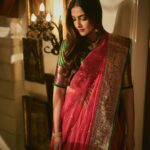 Sonam Kapoor Instagram - My Husband isn’t a fan of Karava Chauth as he thinks fasting should only be intermittent 😂 so I’ve never kept it! But both of us are big believers that festivals and traditions are a great reason for family and friends to come together . I love that my mom loves celebrating it and I love being a part of it and dressing up. @kapoor.sunita you always throw the best dos! Your energy and generosity is legendary and I hope to follow the same path! Happy KC everyone! Outfit : @gaurangofficial Necklace and earrings : @kapoor.sunita Bangle : @amrapalijewels Hair : @alpakhimani Make up : @namratasoni Styling : @rheakapoor @abhilashatd Camera 📸 @sheldon.santos Anil Kapoors House, Juhu, Mumbai