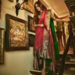 Sonam Kapoor Instagram - My Husband isn’t a fan of Karava Chauth as he thinks fasting should only be intermittent 😂 so I’ve never kept it! But both of us are big believers that festivals and traditions are a great reason for family and friends to come together . I love that my mom loves celebrating it and I love being a part of it and dressing up. @kapoor.sunita you always throw the best dos! Your energy and generosity is legendary and I hope to follow the same path! Happy KC everyone! Outfit : @gaurangofficial Necklace and earrings : @kapoor.sunita Bangle : @amrapalijewels Hair : @alpakhimani Make up : @namratasoni Styling : @rheakapoor @abhilashatd Camera 📸 @sheldon.santos Anil Kapoors House, Juhu, Mumbai