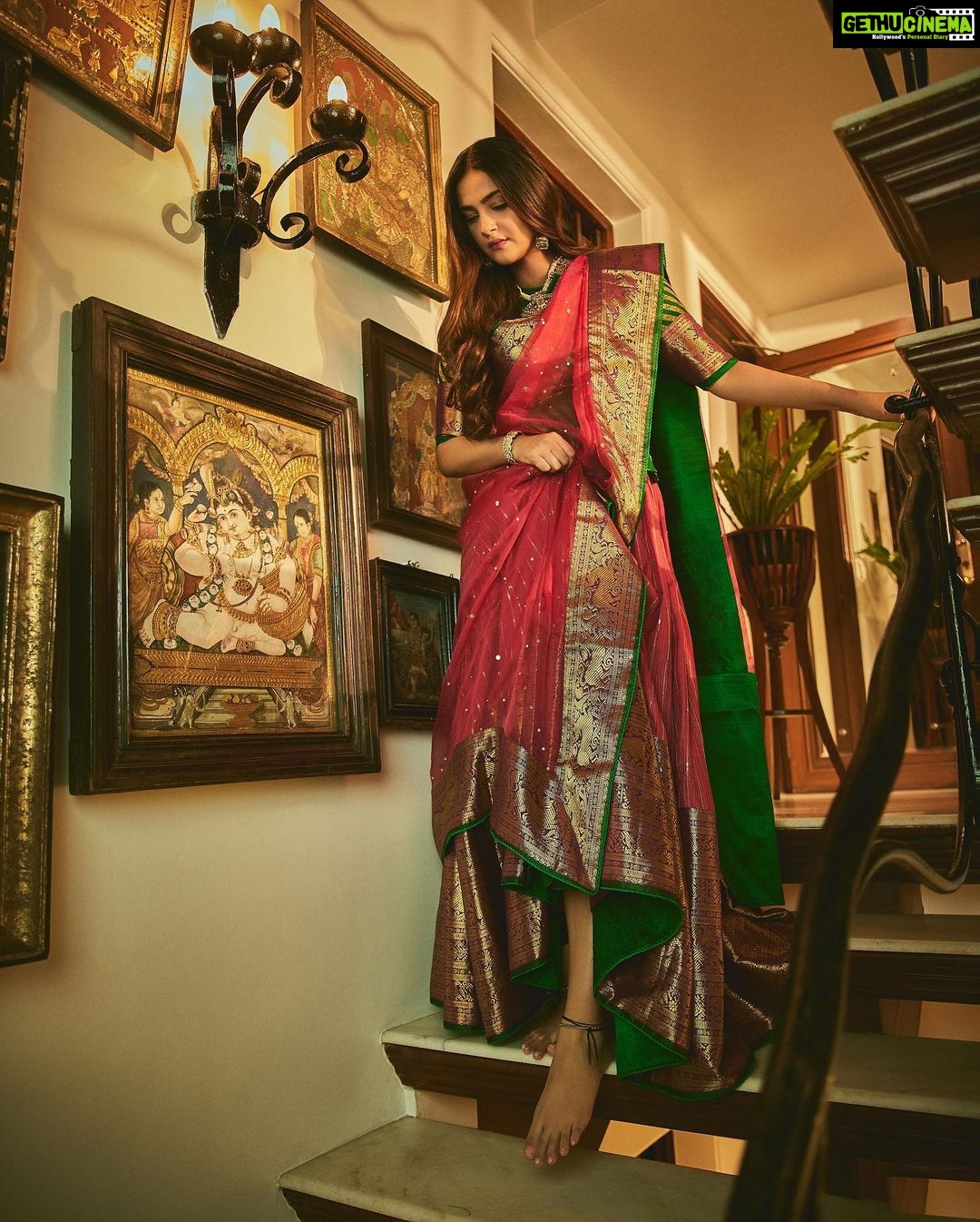 Sonam Kapoor Instagram - My Husband isn’t a fan of Karava Chauth as he thinks fasting should only be intermittent 😂 so I’ve never kept it! But both of us are big believers that festivals and traditions are a great reason for family and friends to come together . I love that my mom loves celebrating it and I love being a part of it and dressing up. @kapoor.sunita you always throw the best dos! Your energy and generosity is legendary and I hope to follow the same path! Happy KC everyone! Outfit : @gaurangofficial Necklace and earrings : @kapoor.sunita Bangle : @amrapalijewels Hair : @alpakhimani Make up : @namratasoni Styling : @rheakapoor @abhilashatd Camera 📸 @sheldon.santos Anil Kapoors House, Juhu, Mumbai