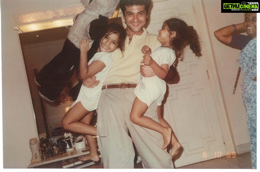 Sonam Kapoor Instagram - Happy happy birthday chachu! We love you! To the funnest coolest uncle, we hope we always party with you! Jiyo hazaro saal! Happy 60! @sanjaykapoor2500 Anil Kapoors House, Juhu, Mumbai