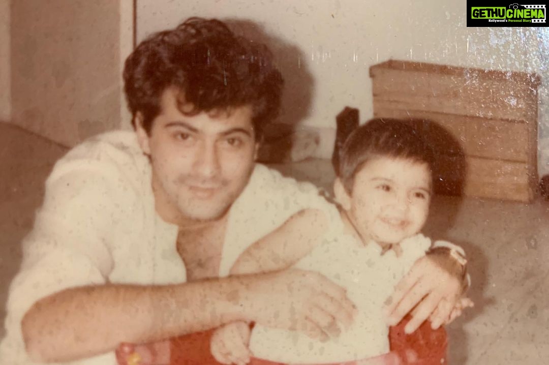 Sonam Kapoor Instagram - Happy happy birthday chachu! We love you! To the funnest coolest uncle, we hope we always party with you! Jiyo hazaro saal! Happy 60! @sanjaykapoor2500 Anil Kapoors House, Juhu, Mumbai