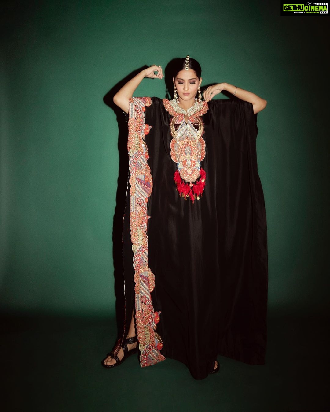 Sonam Kapoor Instagram - Back at it! πͺ Outfit: @anamikakhanna.in Custom jeweled Mohawk: @birdhichand Rings: @mahesh_notandass Earrings @kapoor.sunita Woven sandals: @dior Styled by: @rheakapoor Assisted by: @chandiniw @manishamelwani Make up: @mallika_bhat Hair: @themadhurinakhale π·: @kadamajay