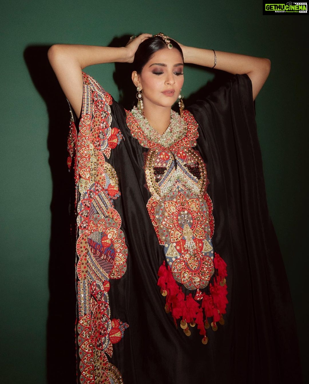 Sonam Kapoor Instagram - Back at it! πͺ Outfit: @anamikakhanna.in Custom jeweled Mohawk: @birdhichand Rings: @mahesh_notandass Earrings @kapoor.sunita Woven sandals: @dior Styled by: @rheakapoor Assisted by: @chandiniw @manishamelwani Make up: @mallika_bhat Hair: @themadhurinakhale π·: @kadamajay
