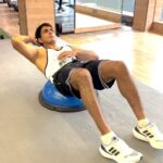 Sonu Sood Instagram - Finally.. found the biggest gym ball in the gym 😂 @malvinmassey 💥