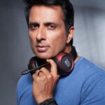 Sonu Sood Instagram - 𝐎𝐔𝐃...."𝐋𝐨𝐮𝐝 𝐚𝐧𝐝 𝐂𝐥𝐞𝐚𝐫"* '''𝐈𝐭 𝐌𝐚𝐤𝐞𝐬 𝐘𝐨𝐮 𝐋𝐨𝐨𝐤 𝐆𝐨𝐨𝐝''' 𝐓𝐡𝐞 𝐁𝐞𝐬𝐭 𝐌𝐨𝐛𝐢𝐥𝐞 𝐀𝐧𝐝 𝐌𝐮𝐬𝐢𝐜 𝐀𝐜𝐜𝐞𝐬𝐬𝐨𝐫𝐢𝐞𝐬 🎶🎵🎼 @oud___india @oud___india