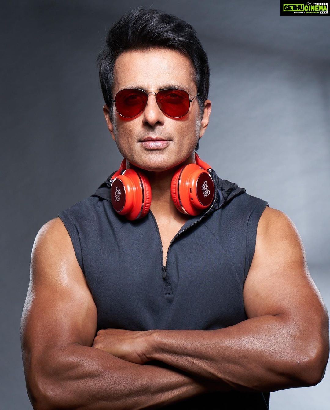 Sonu Sood Instagram - ๐๐๐...."๐๐จ๐ฎ๐ ๐๐ง๐ ๐๐ฅ๐๐๐ซ"* '''๐๐ญ ๐๐๐ค๐๐ฌ ๐๐จ๐ฎ ๐๐จ๐จ๐ค ๐๐จ๐จ๐''' ๐๐ก๐ ๐๐๐ฌ๐ญ ๐๐จ๐๐ข๐ฅ๐ ๐๐ง๐ ๐๐ฎ๐ฌ๐ข๐ ๐๐๐๐๐ฌ๐ฌ๐จ๐ซ๐ข๐๐ฌ ๐ถ๐ต๐ผ @oud___india @oud___india