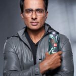 Sonu Sood Instagram - 𝐎𝐔𝐃...."𝐋𝐨𝐮𝐝 𝐚𝐧𝐝 𝐂𝐥𝐞𝐚𝐫"* '''𝐈𝐭 𝐌𝐚𝐤𝐞𝐬 𝐘𝐨𝐮 𝐋𝐨𝐨𝐤 𝐆𝐨𝐨𝐝''' 𝐓𝐡𝐞 𝐁𝐞𝐬𝐭 𝐌𝐨𝐛𝐢𝐥𝐞 𝐀𝐧𝐝 𝐌𝐮𝐬𝐢𝐜 𝐀𝐜𝐜𝐞𝐬𝐬𝐨𝐫𝐢𝐞𝐬 🎶🎵🎼 @oud___india @oud___india