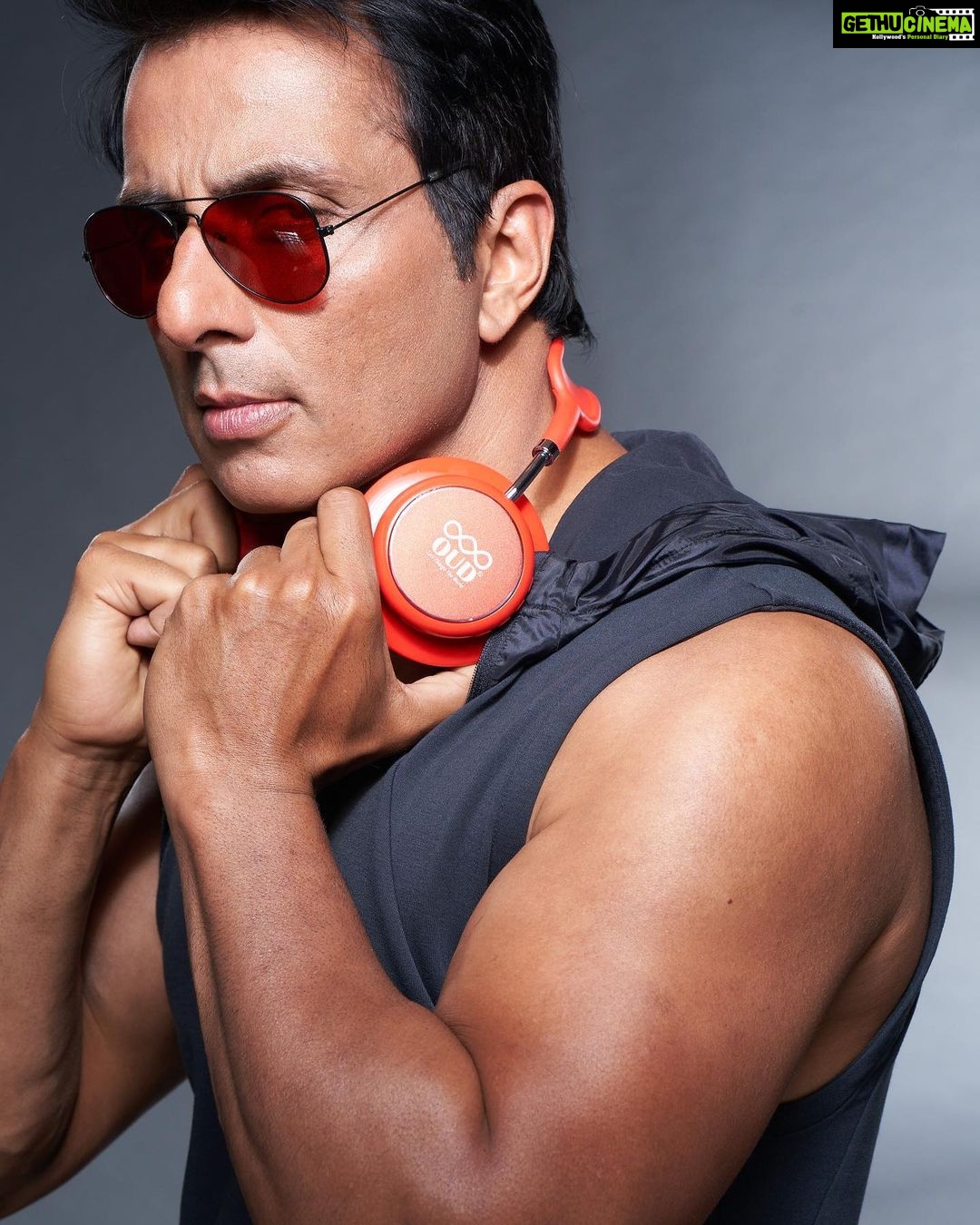 Sonu Sood Instagram - ๐๐๐...."๐๐จ๐ฎ๐ ๐๐ง๐ ๐๐ฅ๐๐๐ซ"* '''๐๐ญ ๐๐๐ค๐๐ฌ ๐๐จ๐ฎ ๐๐จ๐จ๐ค ๐๐จ๐จ๐''' ๐๐ก๐ ๐๐๐ฌ๐ญ ๐๐จ๐๐ข๐ฅ๐ ๐๐ง๐ ๐๐ฎ๐ฌ๐ข๐ ๐๐๐๐๐ฌ๐ฌ๐จ๐ซ๐ข๐๐ฌ ๐ถ๐ต๐ผ @oud___india @oud___india